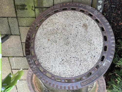Foto - Schachtabdeckung aus Beton mit Druckgussdeckel mit Lüftung