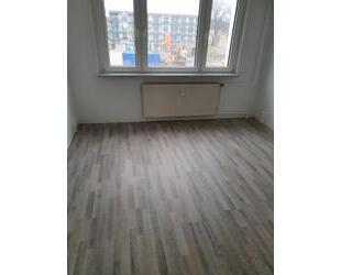 Sehr Zentral! Günstige sanierte 4-Zimmer-Wohnung mit Balkon! - Burg