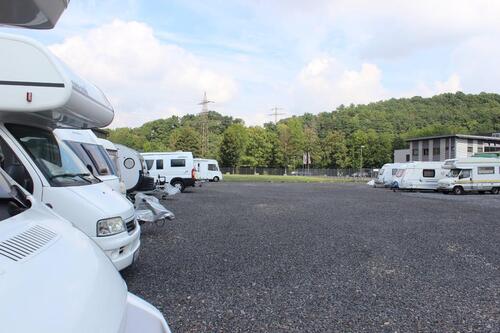 Foto - Stellplatz Parkplatz Neheim Arnsberg Wohnwagen Wohnmobil LKW PKW