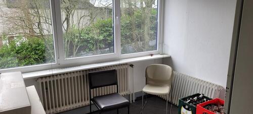 Foto - kleines Büro für Anfänger oder Homeoffiece geschädigt