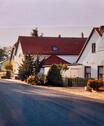 Foto - Wohnhaus mit NebengebäudenGarten in Waldnähe