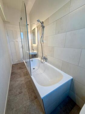 Foto - Sanierte helle 4 Raum Wohnung EBK Klimaanlage Wannenbad m Fenster