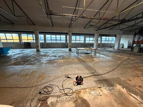 Foto - Sanierte 460 qm Gewerbehalle mit Nebenräumen und WC