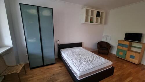 Foto - 1,5 Zimmer zur Zwischenmiete: Helles Zimmer plus halbes Büro am R