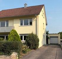 gemütliche 2,5-Zimmer-Wohnung mit Garage, Balkon und Dachterrasse - Vaihingen an der Enz