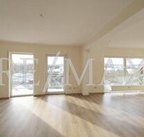 In schöner Idsteiner Lage: Lichtdurchflutete 3-Zimmer-Wohnung mit Balkon, Terrasse und Carport