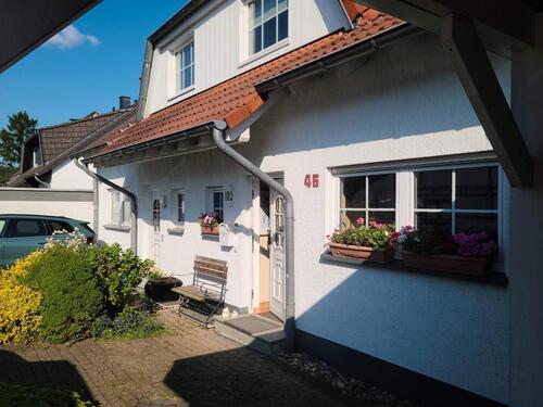 Foto - Doppelhaushälfte mit Pool und Blick ins Grüne