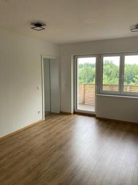Foto - Moderne 2-Zimmer-Wohnung mit Balkon und Blick ins Grüne in Lalling