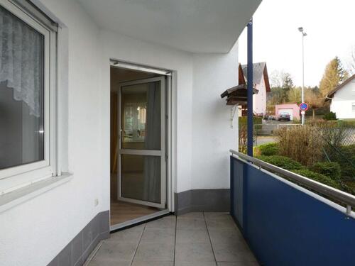 Foto - AUMÜLLER-Immobilien - Seniorengerechte 2-Zi-EG-Wohnung mit Balkon und EBK - für Menschen über 50