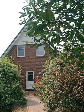 Foto - Einfamilienhaus mit Terrasse und Garten