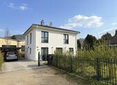 Foto - Modernes Einfamilienhaus mit PV-Anlage und sonnigem Garten