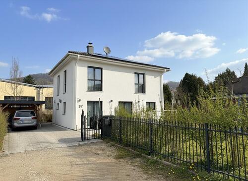 Foto - Modernes Einfamilienhaus mit PV-Anlage und sonnigem Garten
