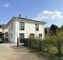 Modernes Einfamilienhaus mit PV-Anlage und sonnigem Garten - Hersbruck