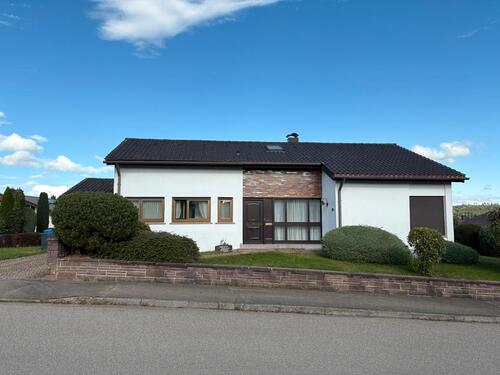Foto - Gepflegtes Einfamilienhaus, freistehend mit Garten und Terrasse