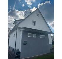 Einfamilienhaus mit Garage und Garten in ruhiger Lage . - Aldingen