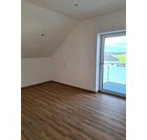 Neuwertige schöne helle 3 Zimmer Dachgeschosswohnung mit Balkon - Mengkofen