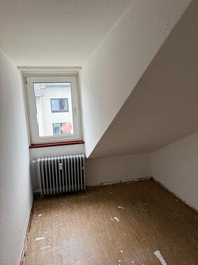 Foto - 2,5 Zimmer Dachgeschosswohnung - Sanierungsbedürftig