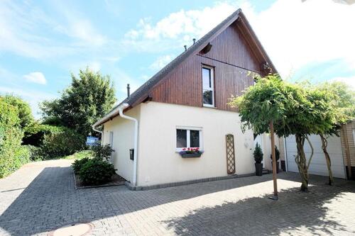 Foto - Freistehendes Einfamilienhaus mit Garten und Garage