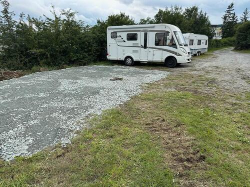 Foto - Parkplatz Stellplatz Wohnmobil LKW Boot Bus