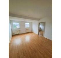 Tolle 3-Raum-DG-Wohnung mit EBK in Altchemnitz - Frisch Renoviert !!