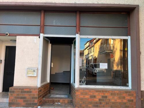 Foto - Laden Geschäft Büro zu vermieten mit WC, vor Bushaltestelle