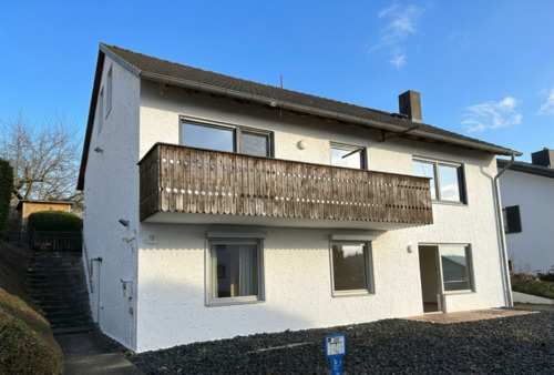 Foto - Einfamilienhaus mit Einliegerwohnung, Garten und Garage