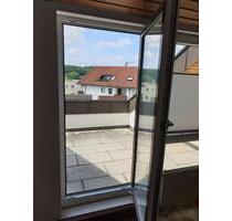 Helle 2-Zimmer Wohnung mit Balkon und TG-Stellplatz - Leonberg