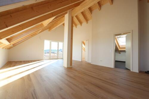 Foto - Helle großräumige Dachgeschosswohnung in zentraler Lage