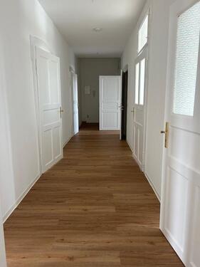 Foto - Neu renovierte 5-Zimmer-Wohnung mit Balkon, Abstellraum und geräumigem Flur, perfekt WG geeignet, EBK möglich!!