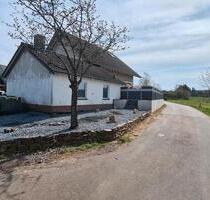 Einfamilienhaus mit Terrasse und Doppelgarage in schöner Lage - Bausendorf
