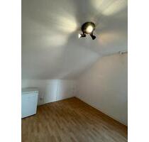 Berufspendler Frankfurt - Teilmöbliertes Zimmer ab 01.11.2025 - Frankfurt am Main Bergen-Enkheim