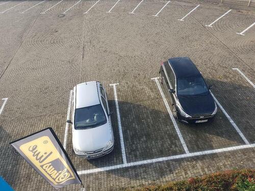 Foto - Parkplatz, Stellplatz, Pkw, Wohnmobil, bei AKN-Station