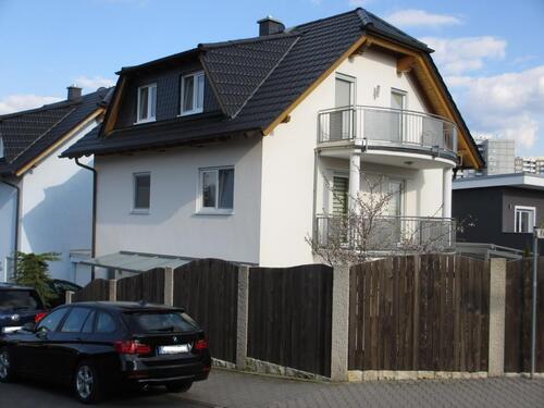 Foto - Freistehendes Einfamilienhaus mit Einliegerwohnung und Garage