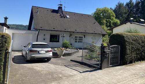 Foto - Großzügiges Einfamilienhaus mit vielen Nutzungsmöglichkeiten