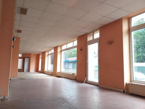 Foto - Ladengeschäft Lokal im Erdgeschoss eines MFH, gut sichtbar an viel befahrener Straße, Bahnhofstr., Ecke Güterbahnhofstr. in Glauchau