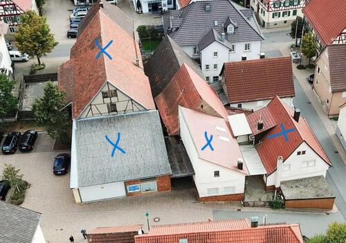 Foto - Älteres Haus mit Nebengebäude und praktischer Halle im Ortskern