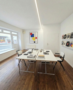 Foto - Schreibtischplatz in kreativem BüroStudio