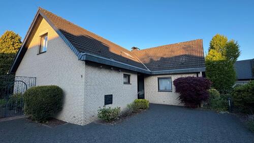 Foto - Provisionsfrei: Einfamilienhaus mit Einliegerwohnung, 2 Garagen