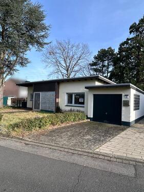Foto - Bungalow mit hellem, gartenverbundenem Wohnbereich