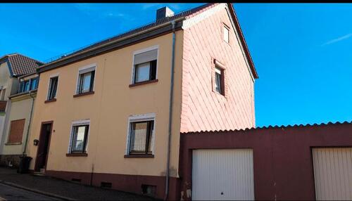Foto - Solides Ein-bzw. Zweifamilienhaus mit Bauplatz und zwei Garagen