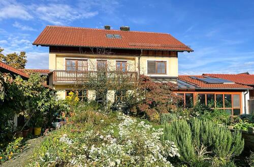 Foto - Großzügiges Einfamilienhaus mit traumhaft großem Garten