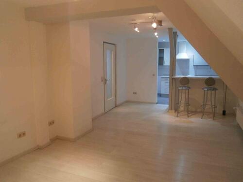 Foto - Moderne, helle Dachgeschoß- Wohnung mit EBK --- zentrale Lage