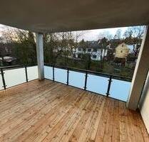 Freundliche 3-Zimmer-Wohnung mit großem Balkon, Einbauküche und Tiefgarage - Reischach