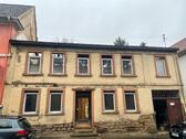 Foto - Haus mit Nebengebäude Sanierungsbedürftigt