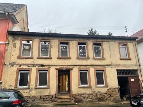 Foto - Haus mit Nebengebäude Sanierungsbedürftigt