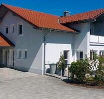 Helle großzügige Dachgeschosswohnung in Zweifamilienhaus - Haarbach