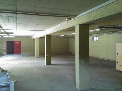 Foto - Lagerraum im UG einer kleinen Halle