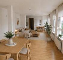 Stilvolle möblierte 3-Zimmer-Dachgeschosswohnung mit Dachterrasse - Dreieich