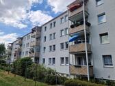 Foto - Ihr neuer Rückzugsort im Grünen: 3-Raum-Wohnung mit Balkon & Dusche im Erdgeschoss