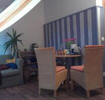 Schönes Dachgeschosszimmer in WG & schönes Zimmer im Souterrain - Weingarten